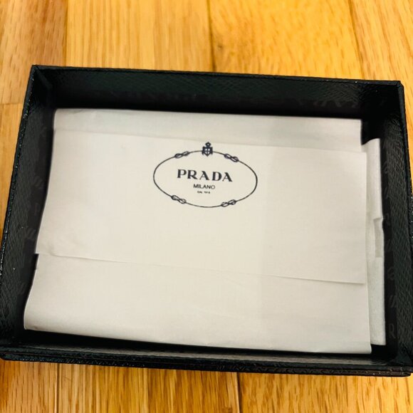 Brand new item PRADA AirPods case, with triangular logo and Saffiano leather - Picture 4 of 16